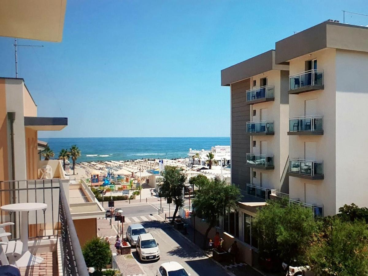 Hotel Baltic Misano Adriatico Kültér fotó