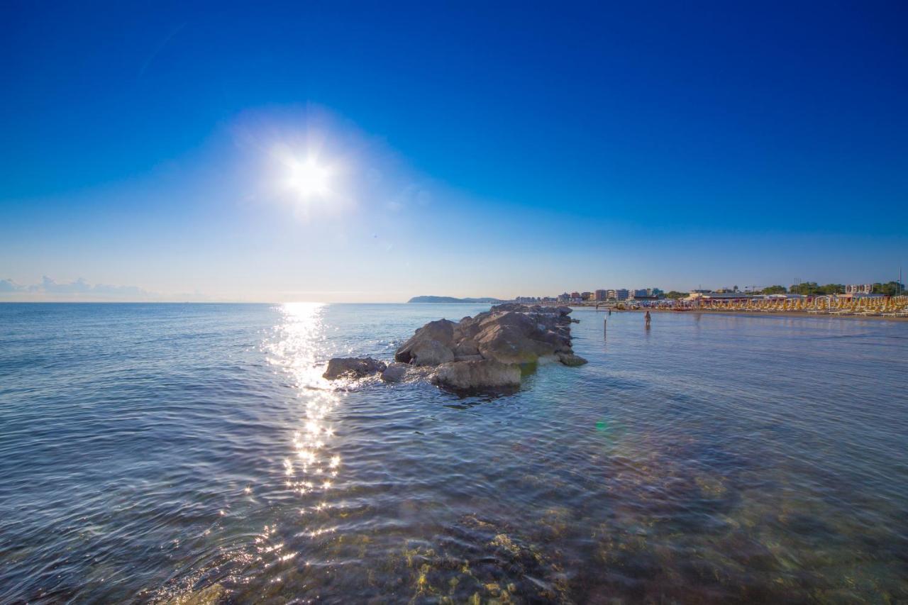 Hotel Baltic Misano Adriatico Kültér fotó