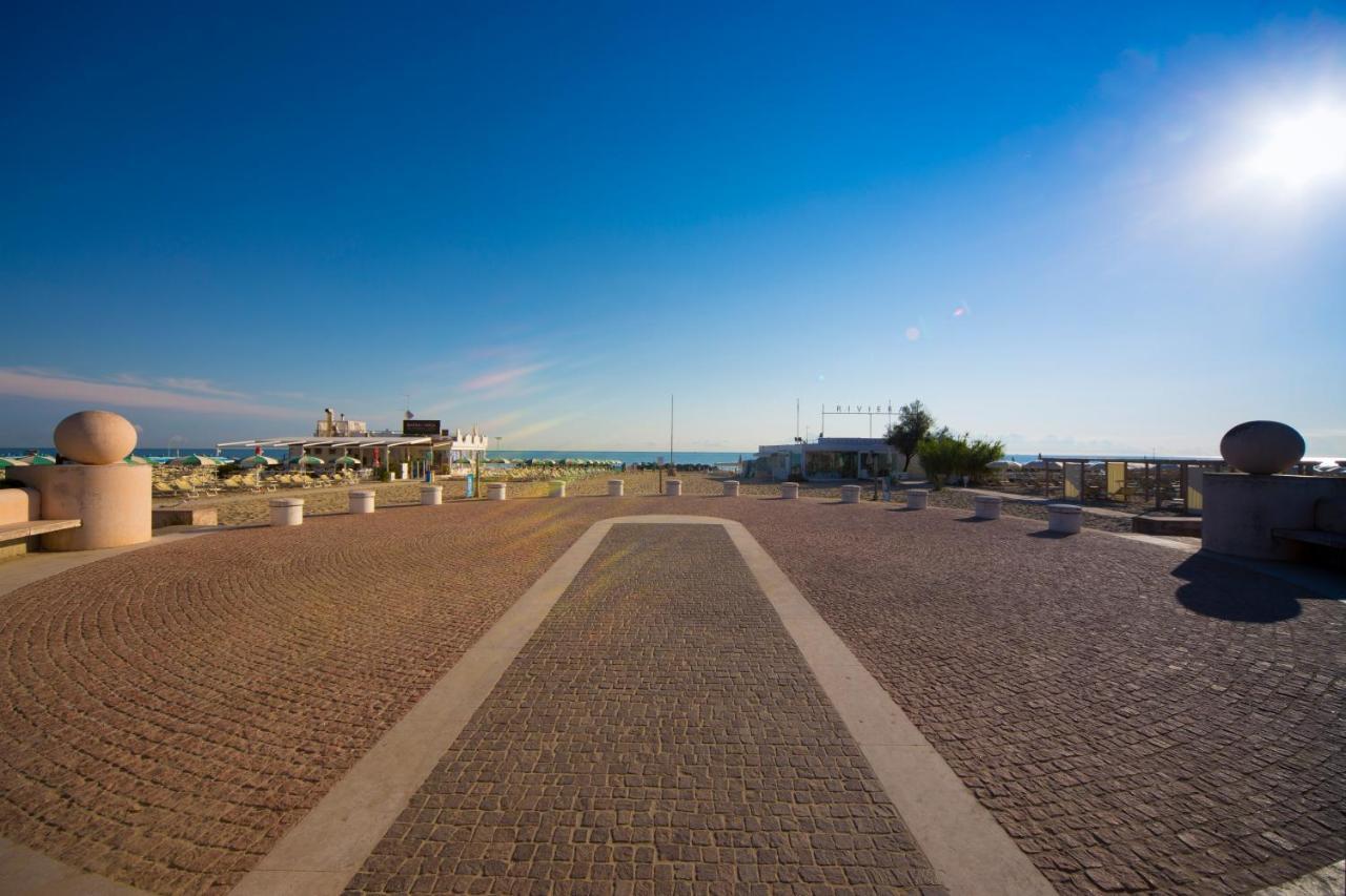 Hotel Baltic Misano Adriatico Kültér fotó