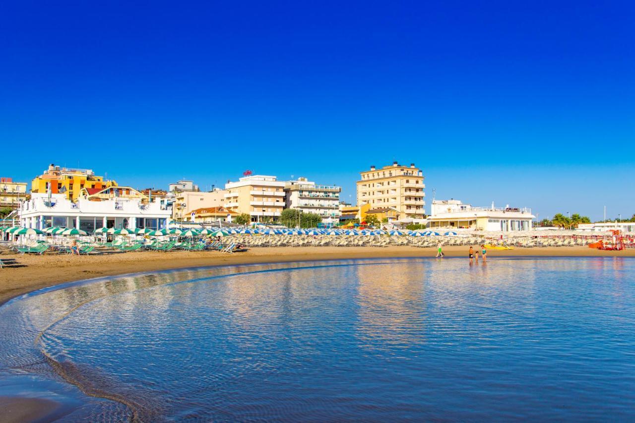 Hotel Baltic Misano Adriatico Kültér fotó